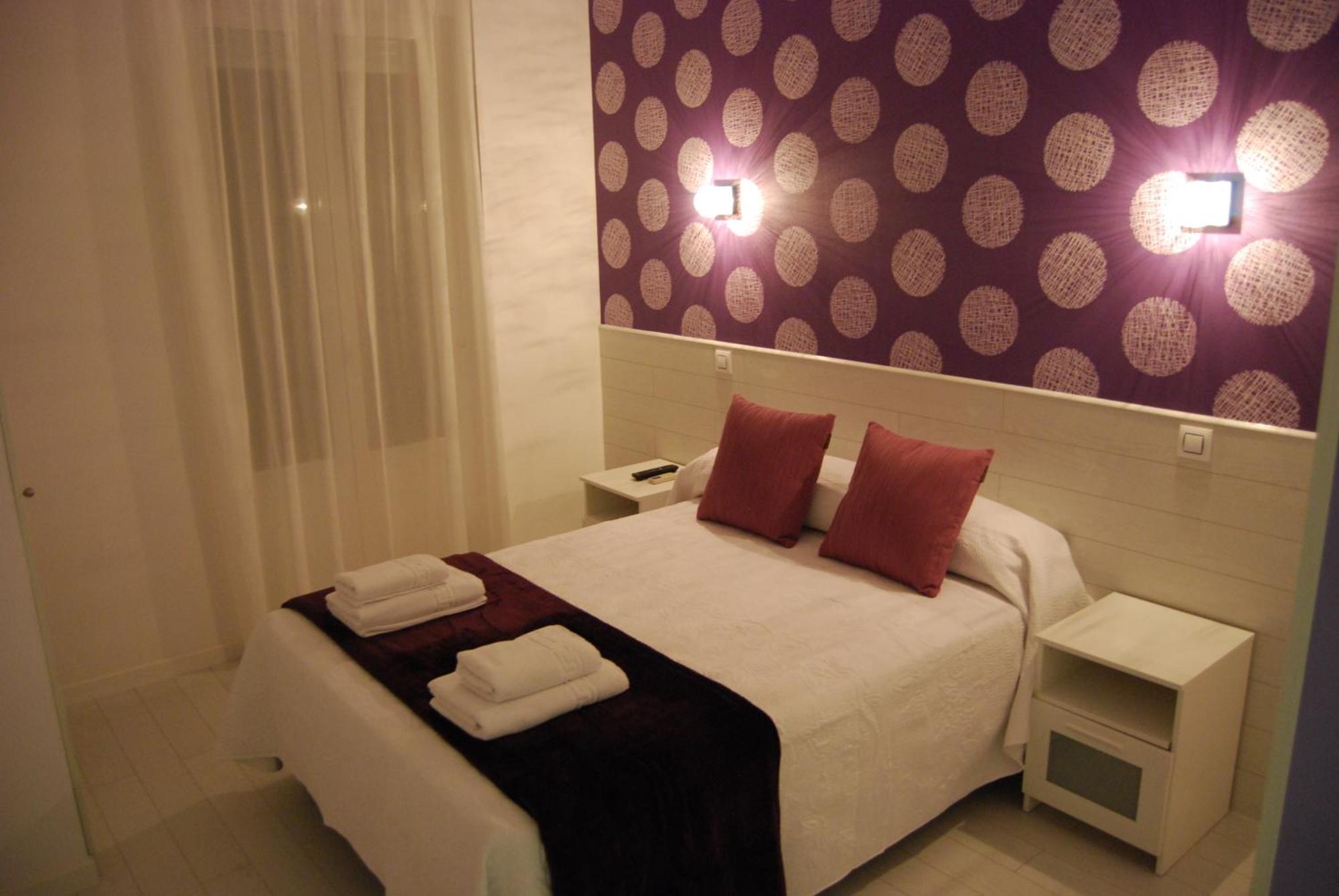 Hostal Petite Maman Madrid Bagian luar foto