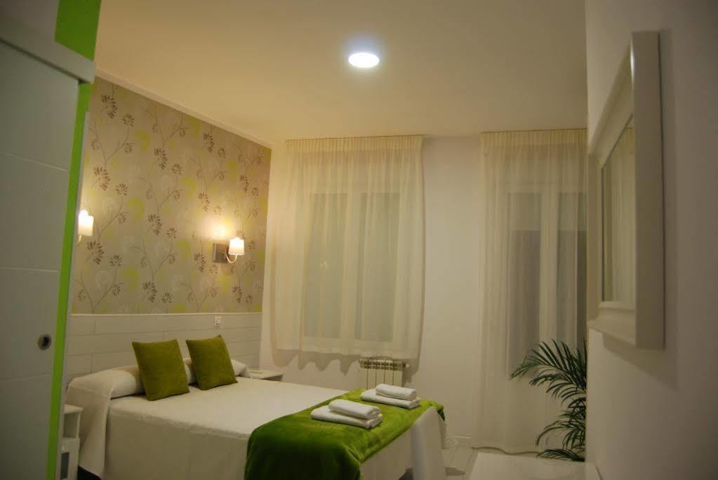 Hostal Petite Maman Madrid Bagian luar foto